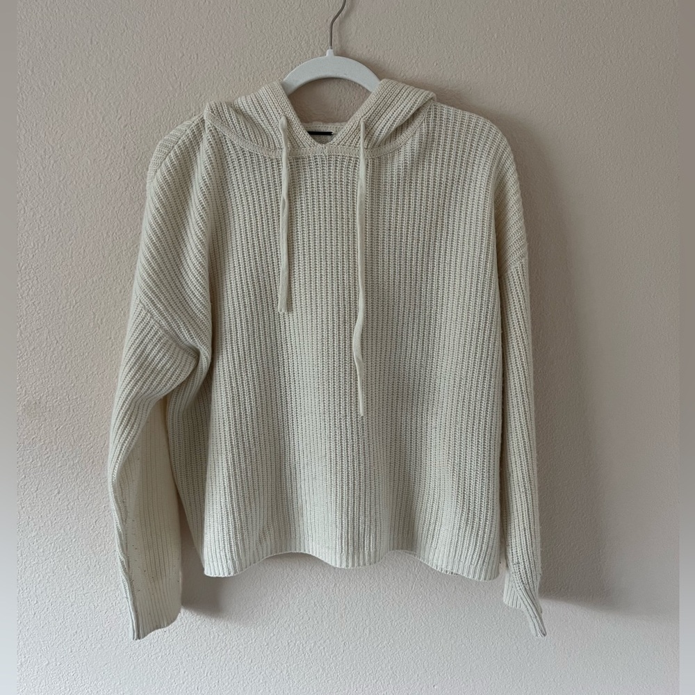 Tahari cream merino wool/cashmere pullover in size medium